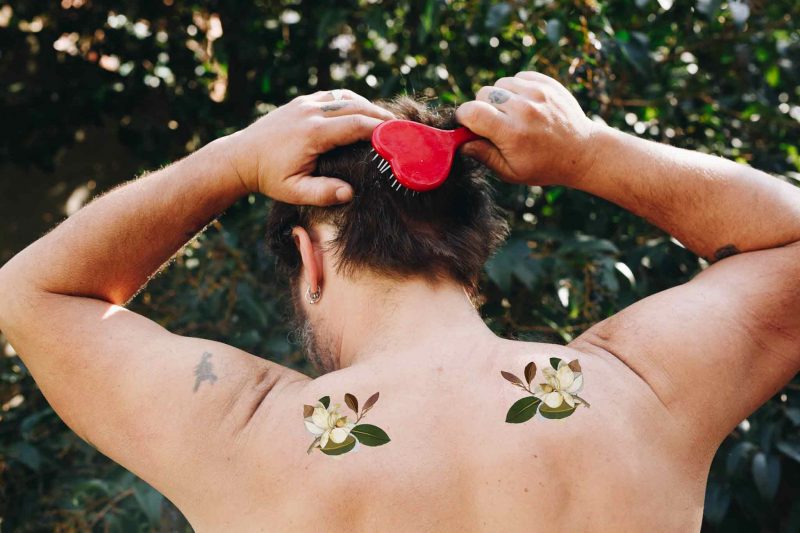 Tatuaje temporal de la magnolia de Mary Delany de la obra La Flor Delanica sobre la piel.