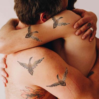 Tatuajes temporales de ocas con las alas abiertas sobre la piel